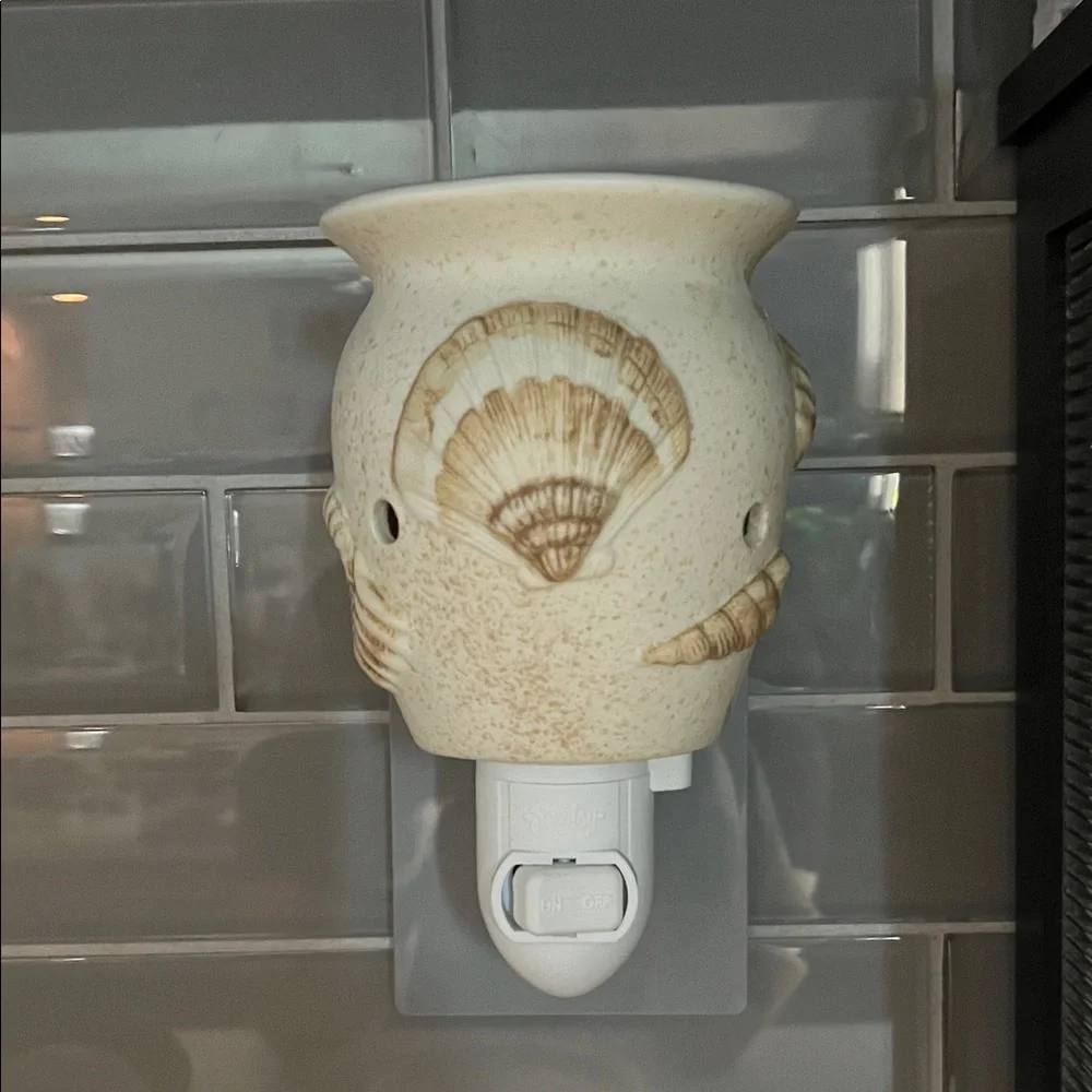 Scentsy Cream and Tan Shell Wax Warmer